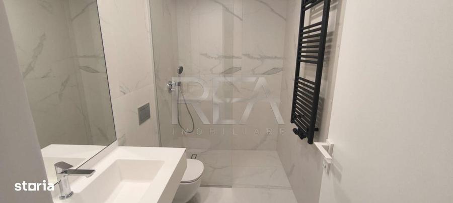 Apartament cu 3 camere semidecomandat, mobilat în Tei