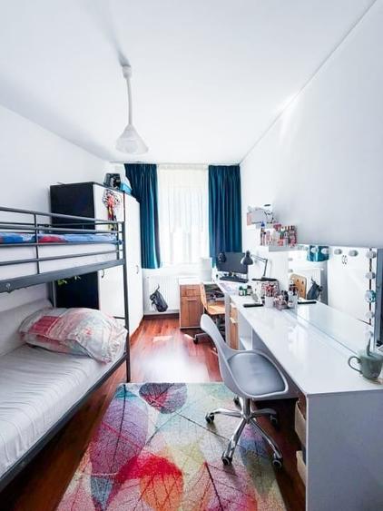 Apartament cu 3 camere semidecomandat, mobilat în P-ța Unirii