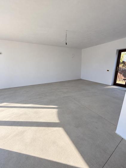 Casă individuală cu 5 camere cu Teren 348 Mp în Periferie