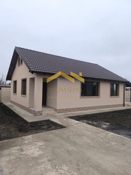 Casă individuală cu 3 camere cu Canalizare în Sânmihaiu Român
