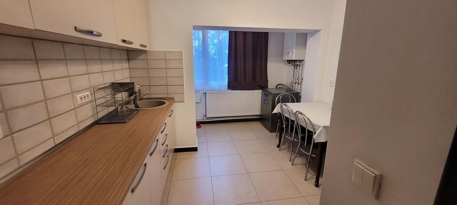 Apartament cu 3 camere decomandat în Micro 4