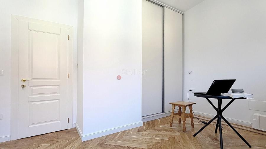 Apartament cu 3 camere semidecomandat, mobilat în Central