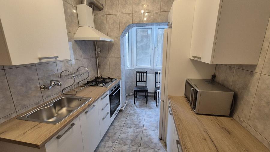 Apartament cu 3 camere semidecomandat în Universitate