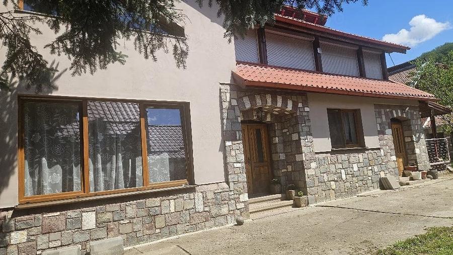 Casă cu 8 camere cu Teren 4500 Mp în Vâlcele
