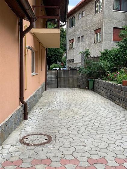 Casă individuală cu 5 camere cu Teren 400 Mp în Schei
