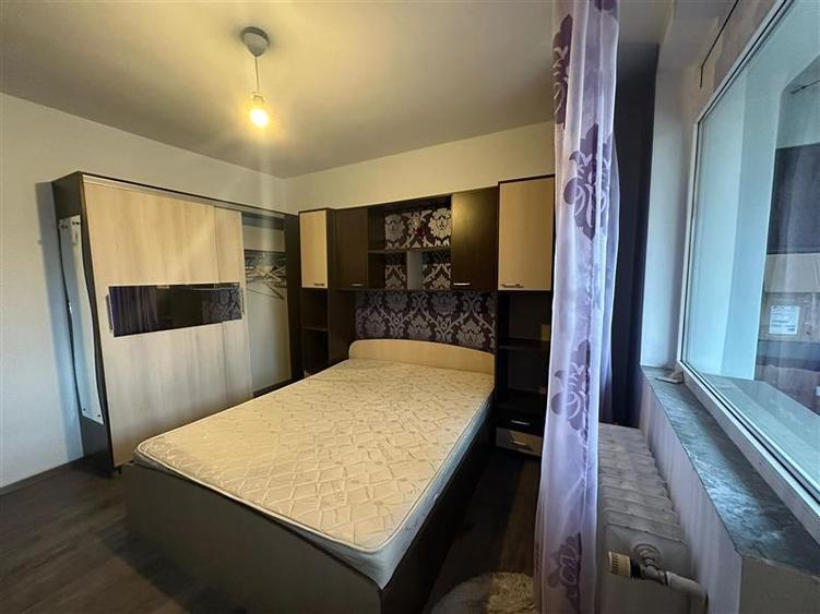 Apartament cu 3 camere semidecomandat, mobilat în Podu Roș
