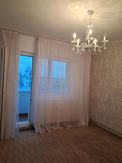 Apartament cu 2 camere semidecomandat în Hinchiriș