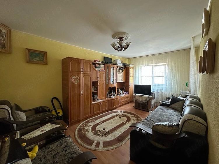 Apartament cu 3 camere decomandat în Spital