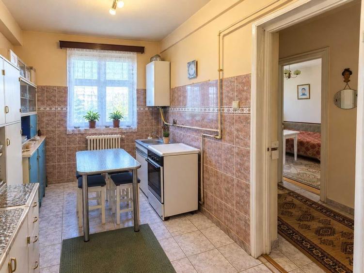 Apartament cu 3 camere semidecomandat în Central