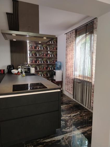 Casă cu 5 camere cu Teren 800 Mp în Periferie