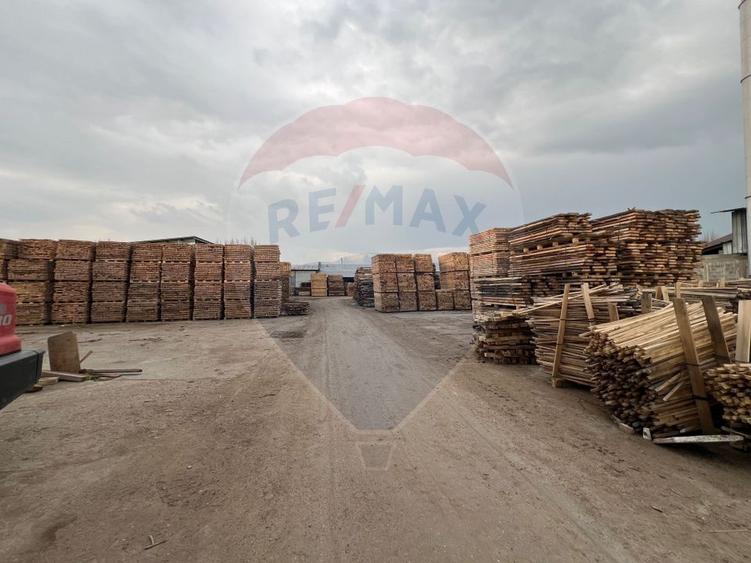 Spațiu industrial, de 7,756 mp, în Cerăt
