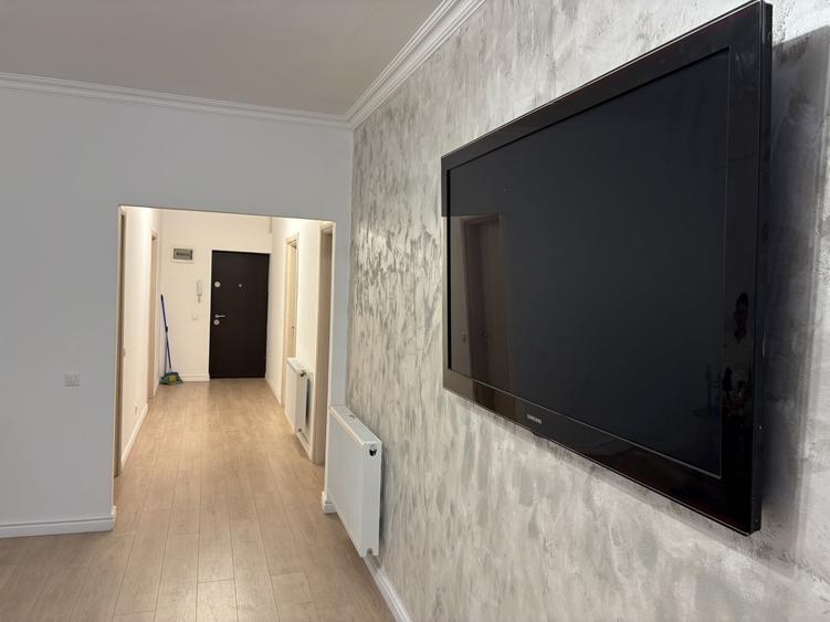 Apartament cu 3 camere semidecomandat în Jiului