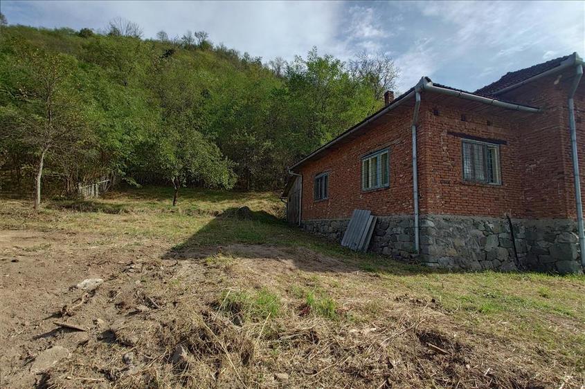 Casă individuală cu 4 camere cu Teren 9563 Mp în Exterior Nord