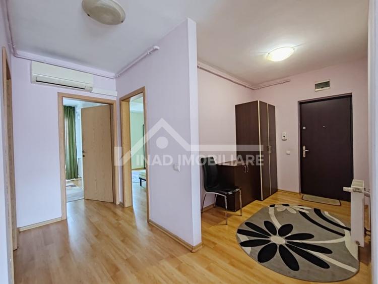 Apartament cu 3 camere semidecomandat, mobilat în Central