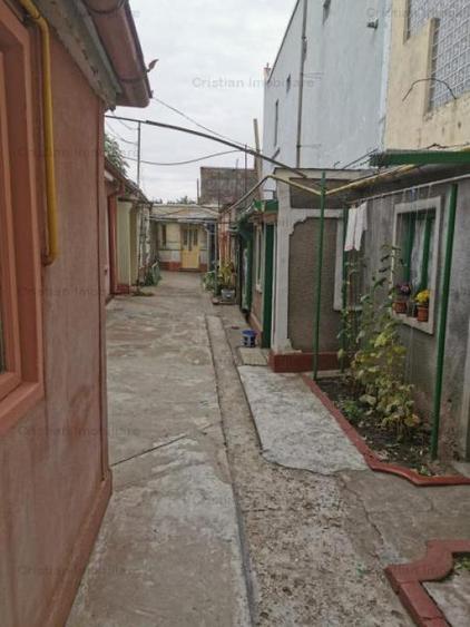 Casă cu 8 camere cu Canalizare în Central