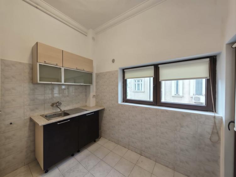 Apartament cu 6 camere nedecomandat în Aviatorilor