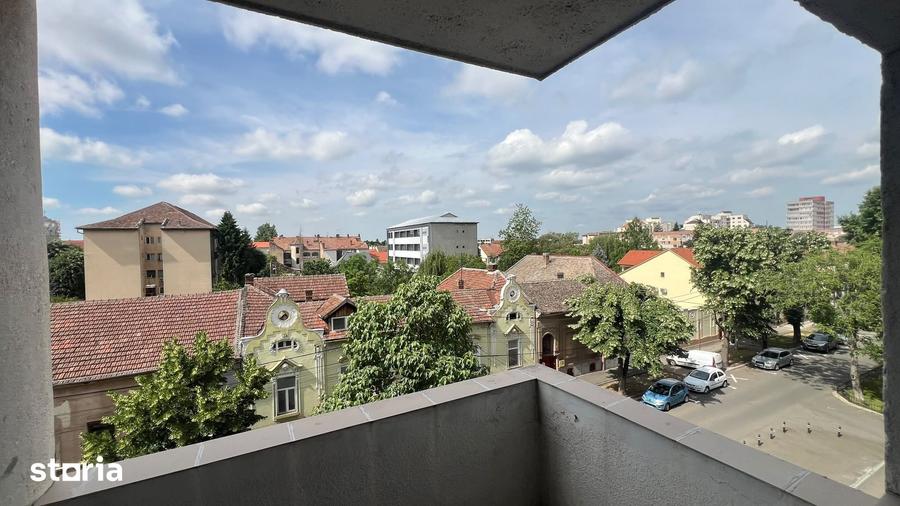 Apartament cu 3 camere decomandat în Intim