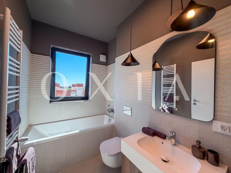 Apartament cu 3 camere semidecomandat, mobilat în Semicentral
