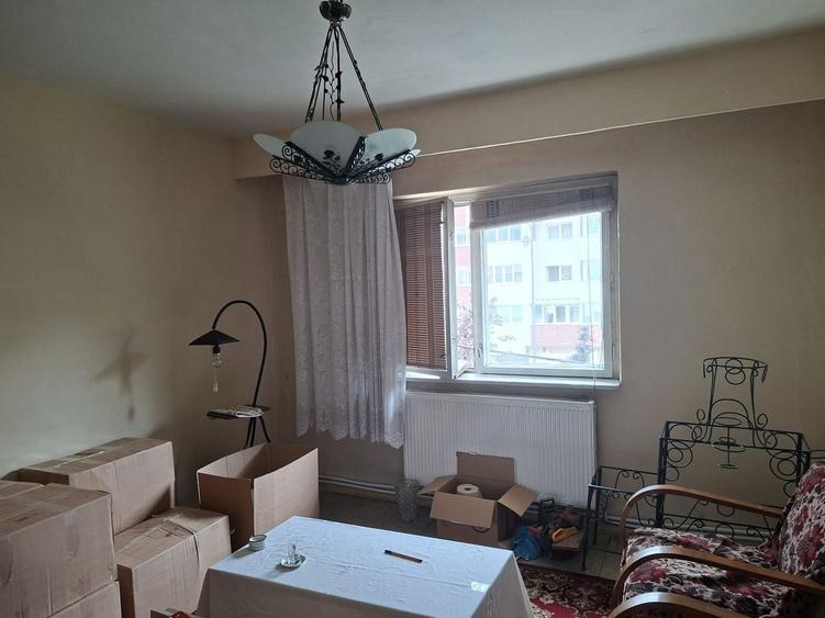 Apartament cu 4 camere decomandat în Central