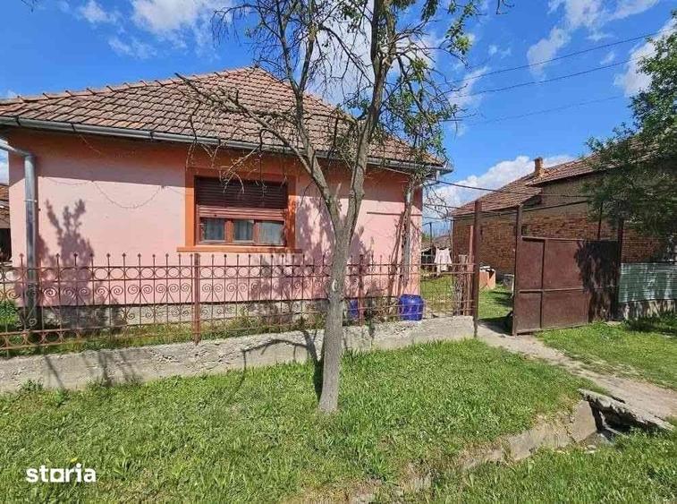 Casă cu 4 camere cu Teren 2340 Mp în Sâmbăta