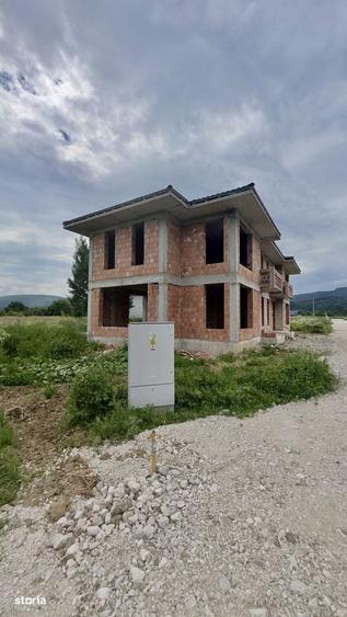 Casă cu 4 camere cu Teren 265 Mp în Bujoreni