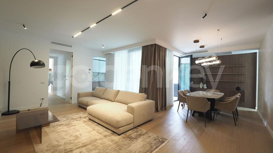 Apartament cu 4 camere semidecomandat, mobilat în Aviatorilor
