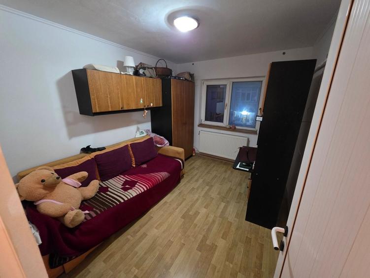 Apartament cu 3 camere decomandat în Km 4-5