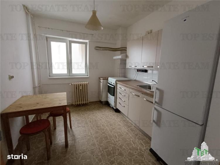 Apartament cu 3 camere semidecomandat în 1 Mai