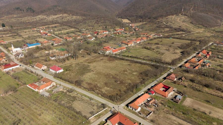 Casă individuală cu 8 camere cu Canalizare în Maciova