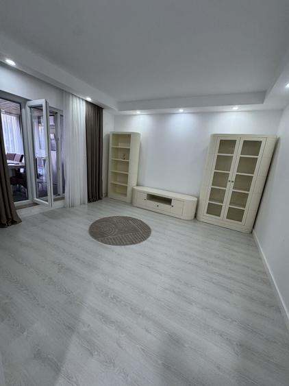 Apartament cu 3 camere decomandat în Tunari