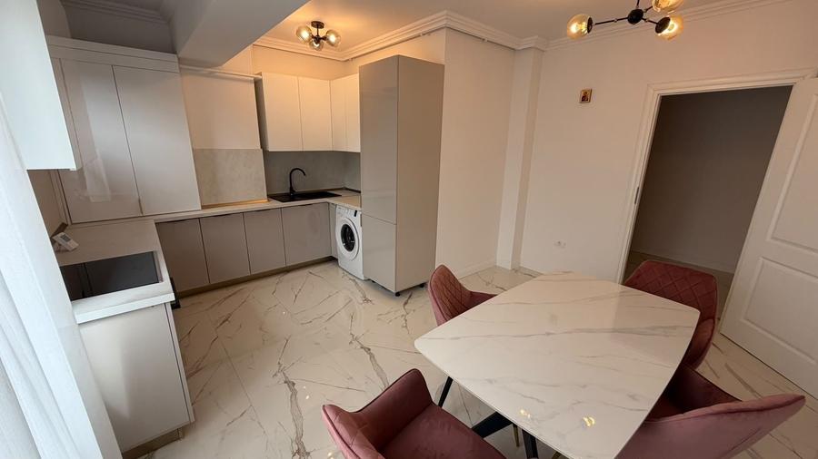 Apartament cu 3 camere decomandat, mobilat în Casa de Cultură