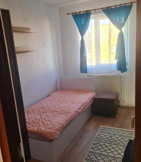 Apartament cu 3 camere semidecomandat în Ciric
