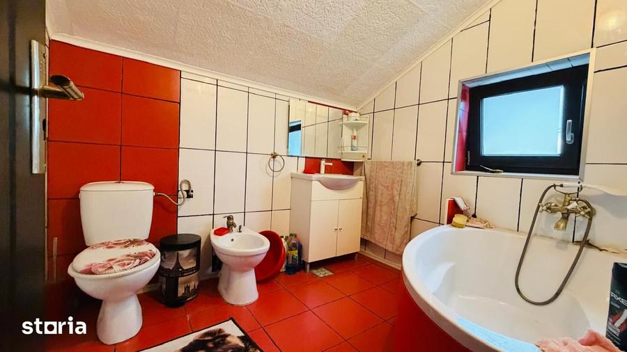 Casă cu 5 camere cu Canalizare în Parța