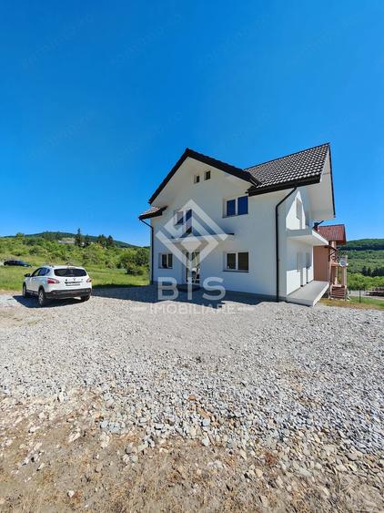 Casă cu Teren 500 Mp în Est