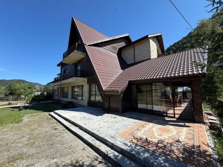 Casă cu 12 camere cu Teren 3295 Mp în Lepșa