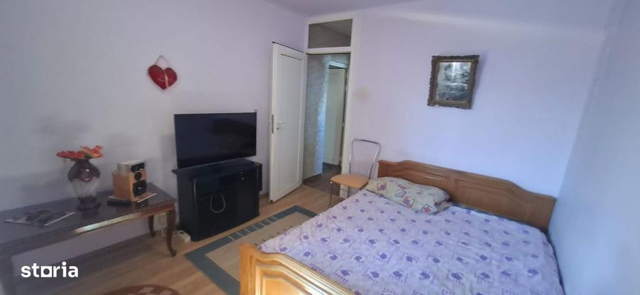 Apartament cu 3 camere semidecomandat în Exterior Vest