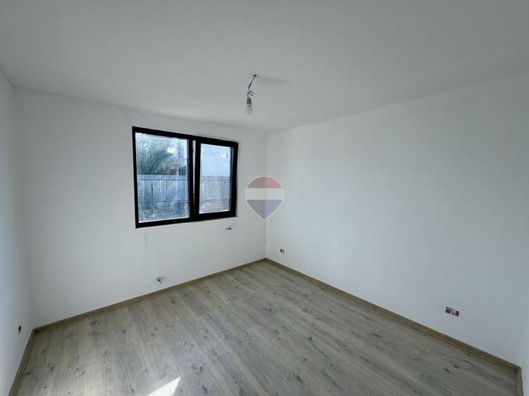 Casă individuală cu 5 camere cu Teren 433 Mp în Golești