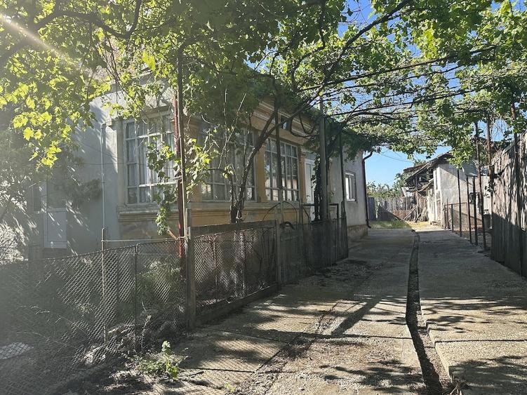 Casă cu Teren 2000 Mp în Izvoru