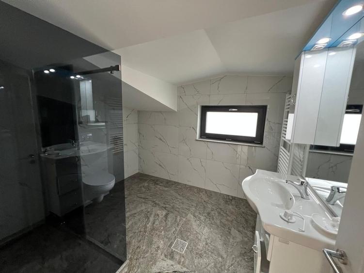 Casă individuală cu 4 camere cu Canalizare în Nord-Est