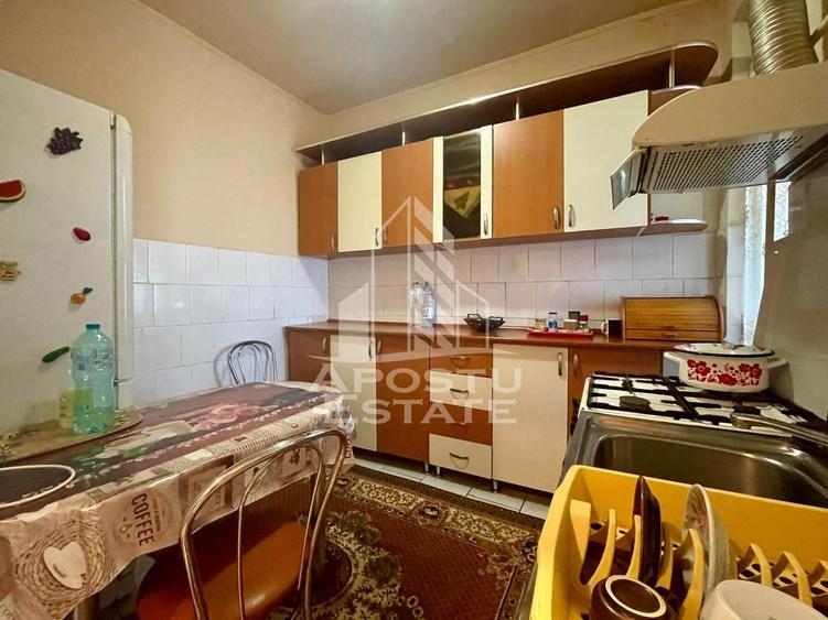 Apartament cu 2 camere semidecomandat, mobilat în Drăgășani