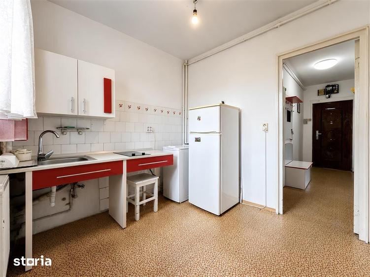Apartament cu 3 camere semidecomandat în Griviței