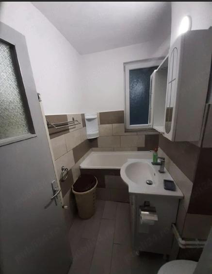 Apartament cu 3 camere decomandat în Cornișa