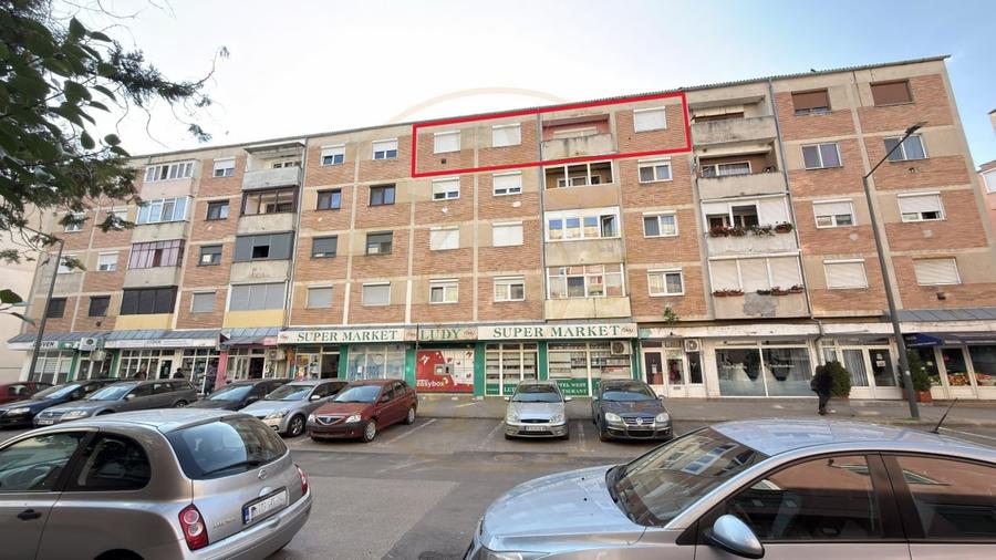 Apartament cu 4 camere semidecomandat în Carei