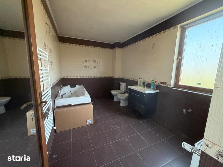 Casă cu 9 camere cu Teren 850 Mp în Brănișca