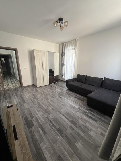 Apartament cu 3 camere decomandat în Roșu