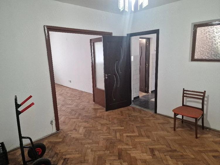 Apartament cu 3 camere semidecomandat în Mărăței