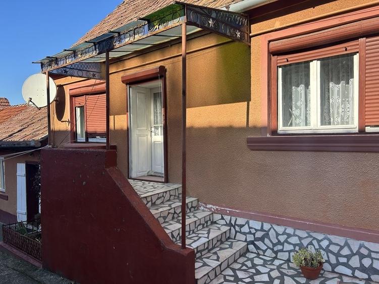 Casă cu 4 camere în Central