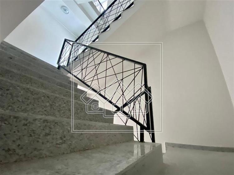 Penthouse cu 5 camere semidecomandat în Exterior Vest