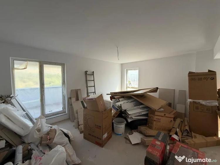 Apartament cu 4 camere semidecomandat în Florești
