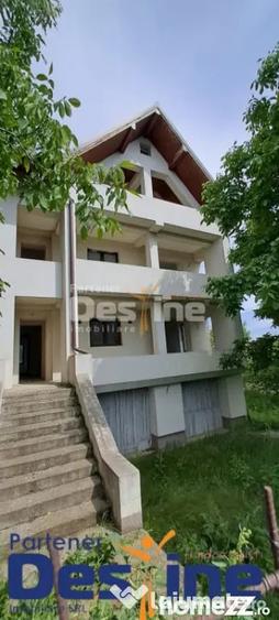 Casă cu 11 camere cu Teren 500 Mp în Valea Lupului
